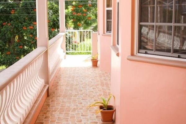 Hotel Iso's Bed & Breakfast (Glanvillia)